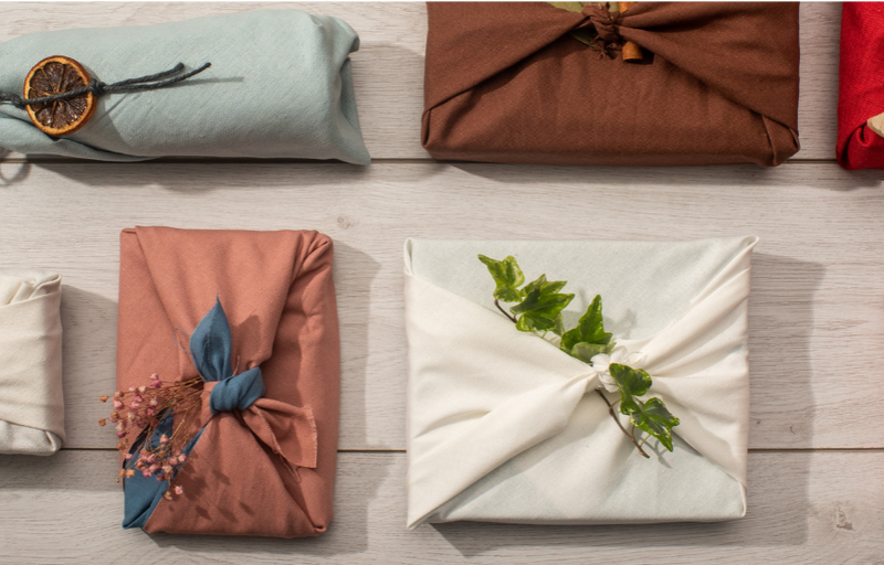 Furoshiki : l'emballage cadeau éco-friendly pour un Noël magique ! 🎁
