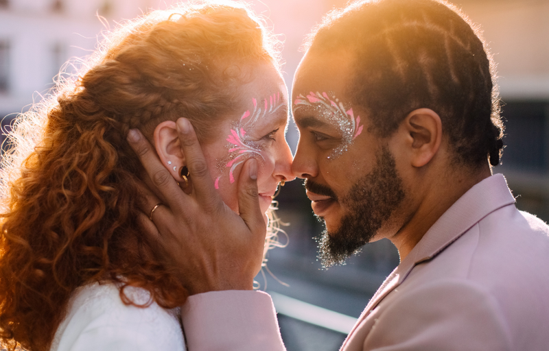 Osez un make-up pailleté à un mariage