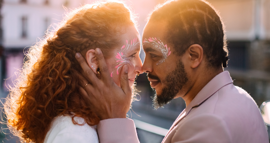 Osez un make-up pailleté à un mariage