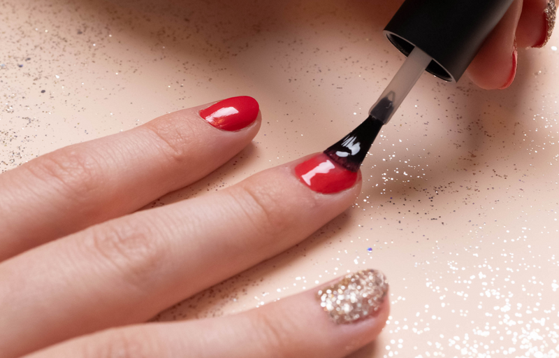 Le guide facile pour une manucure colorée à paillettes 💅