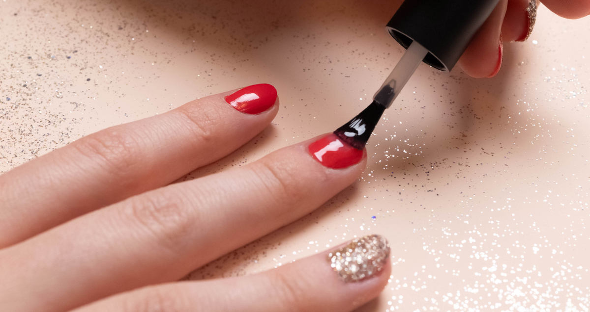 Le guide facile pour une manucure colorée à paillettes 💅
