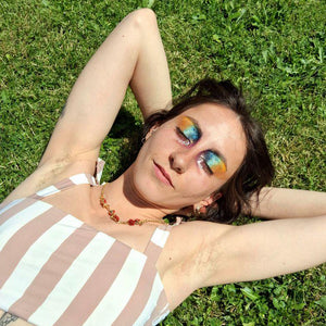 Y’en a qui Netflix & Chill, nous on préfère Paillettes & Chill 
Merci @ceciletaff pour cette photo et ce makeup incroyable