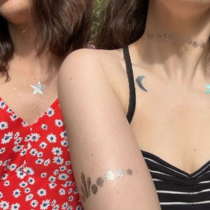On s’est fait des nouveaux tatouages…😏
Toi aussi tu veux des tatoo plus brillants que les diam’s de la Reine d’Angleterre ?! Rendez-vous sur notre site pour découvrir nos pochoirs !
Merci Andréa & Rachelle pour les photos ❤️