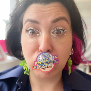 Camera roll #2
Tout comme notre queen @lenamahfouf, on partage avec toi les vlogs d’été de la Si Si Team ! On espère que tu aimeras !
1️⃣ Quand notre CM chante trop (& faux)
2️⃣ & 3️⃣ On bosse sur des nouvelles idées de mélanges paillettés #staytunes
4️⃣ Lucie, de la team sales, en plein essayage de makeup à paillettes pour un mariage
5️⃣ Notre responsable service client en pleine miaou réunion