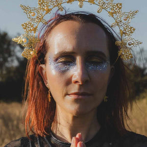 Non mais regardez cette divinité à paillettes !! On est fans de ce make-up éblouissant 😍
Merci ✨
👩@mahalarituels
📸 @jny_pics
💄@alexandra.chauche