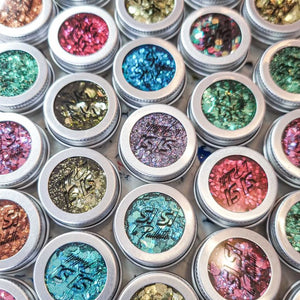 Camera roll #1 
1️⃣ Vivre d’amour et de paillettes tous les jours
2️⃣ Notre cheffe de produit en pleine réflexion sur la prochaine sortie produit 🤪
3️⃣ Le Club Si Si, le seul et l’unique
4️⃣ Paillettes & Bronzette au boulot
5️⃣ Métro, boulot, paillettes
6️⃣ Ça fait la crâneuse
7️⃣ Le mode Summer est activé 
8️⃣ Notre belle boutique ferme ses portes pour 3 semaines