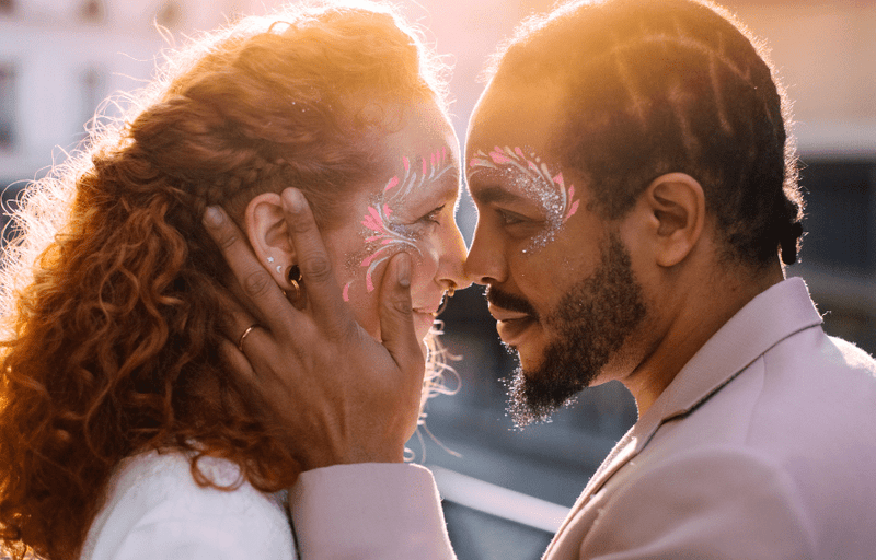 Osez un make-up pailleté à un mariage - Si Si La Paillette