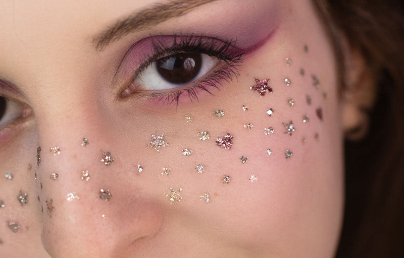 Taches de rousseur pailletées : la tendance maquillage festival (+ 5 tutos)