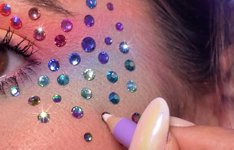 Pose de strass sur le visage avec un applicateur
