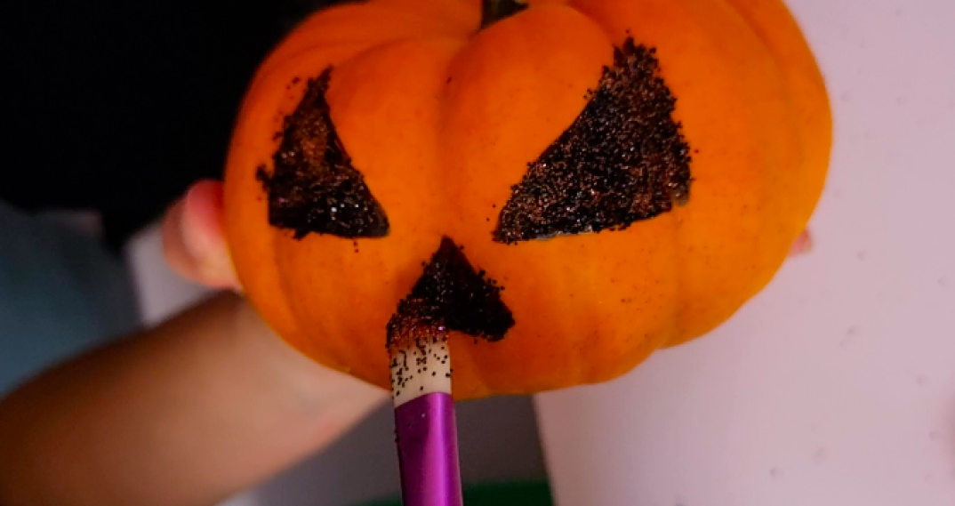 Une décoration Halloween à paillettes 100% DIY 🎃