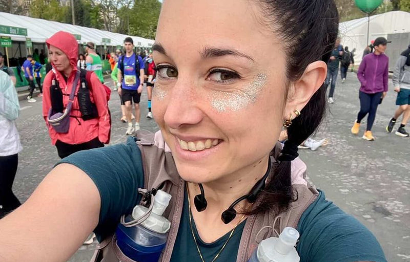 @just_aliss_ avec des paillettes sur les pommettes au Marathon de Paris 2026