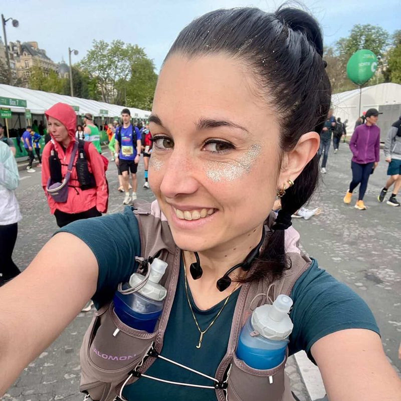 @just_aliss_ avec des paillettes sur les pommettes au Marathon de Paris 2026
