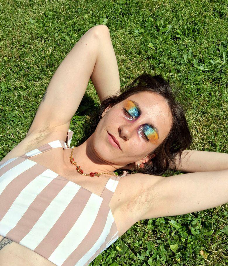 https://www.instagram.com/p/C-PcmepME7B/[SHARP-CAPTION]Y’en a qui Netflix & Chill, nous on préfère Paillettes & Chill 

Merci @ceciletaff pour cette photo et ce makeup incroyable