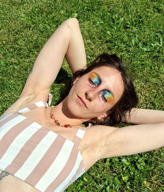 https://www.instagram.com/p/C-PcmepME7B/[SHARP-CAPTION]Y’en a qui Netflix & Chill, nous on préfère Paillettes & Chill 

Merci @ceciletaff pour cette photo et ce makeup incroyable
