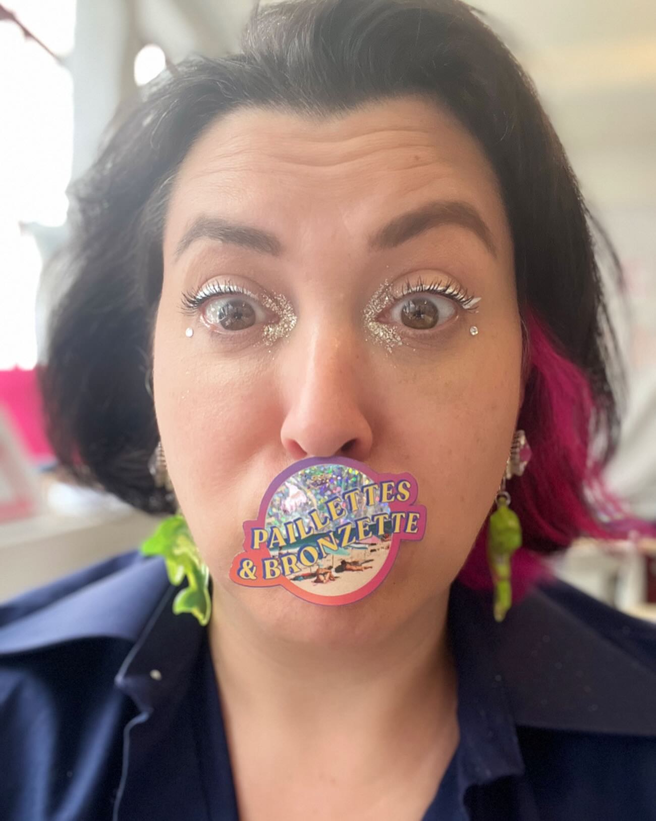 https://www.instagram.com/p/C-2BDhLi2P2/[SHARP-CAPTION]Camera roll #2

Tout comme notre queen @lenamahfouf, on partage avec toi les vlogs d’été de la Si Si Team ! On espère que tu aimeras !

1️⃣ Quand notre CM chante trop (& faux)

2️⃣ & 3️⃣ On bosse sur des nouvelles idées de mélanges paillettés #staytunes

4️⃣ Lucie, de la team sales, en plein essayage de makeup à paillettes pour un mariage

5️⃣ Notre responsable service client en pleine miaou réunion