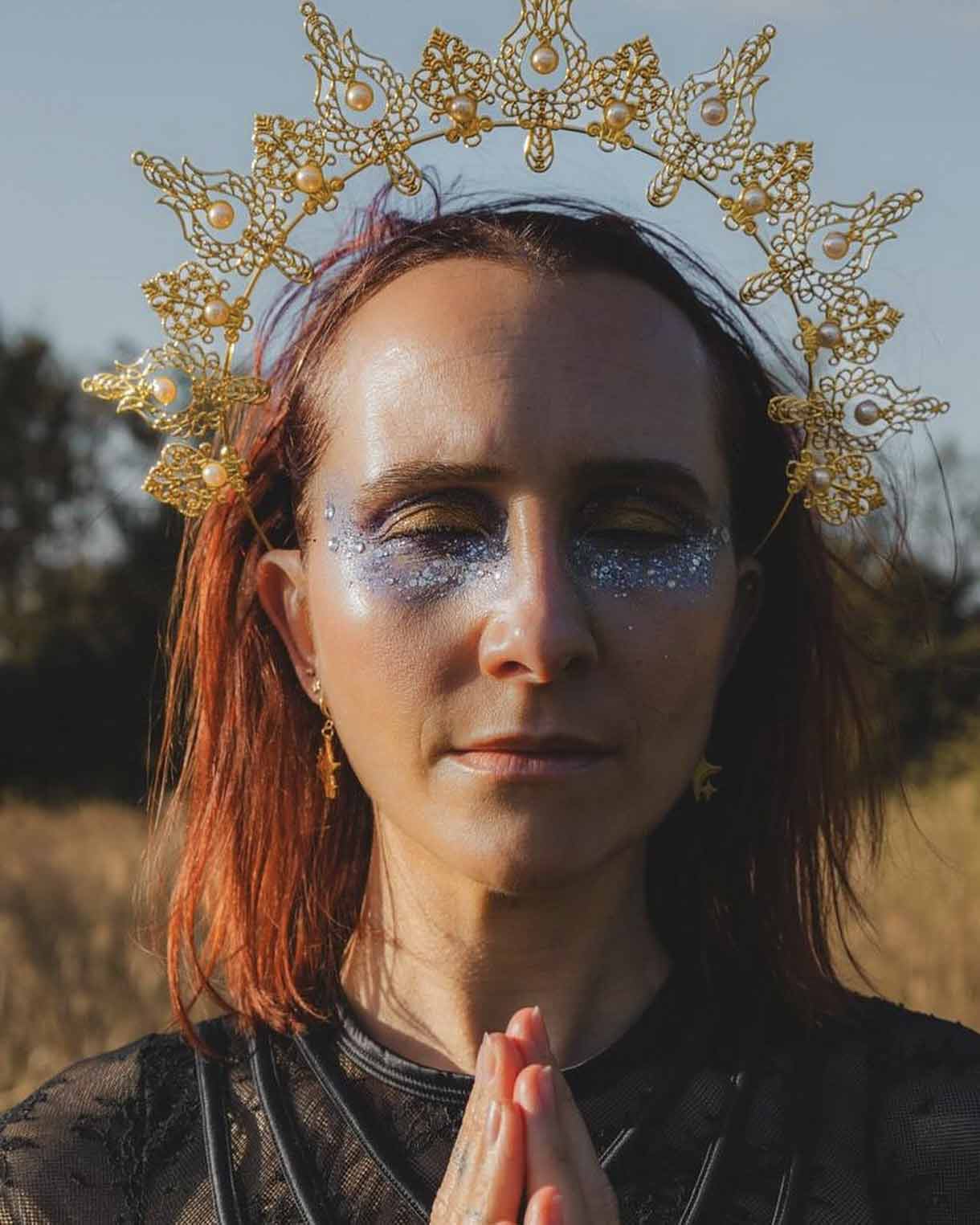 https://www.instagram.com/p/C9kgl8CihHn/[SHARP-CAPTION]Non mais regardez cette divinité à paillettes !! On est fans de ce make-up éblouissant 😍

Merci ✨

👩@mahalarituels

📸 @jny_pics

💄@alexandra.chauche