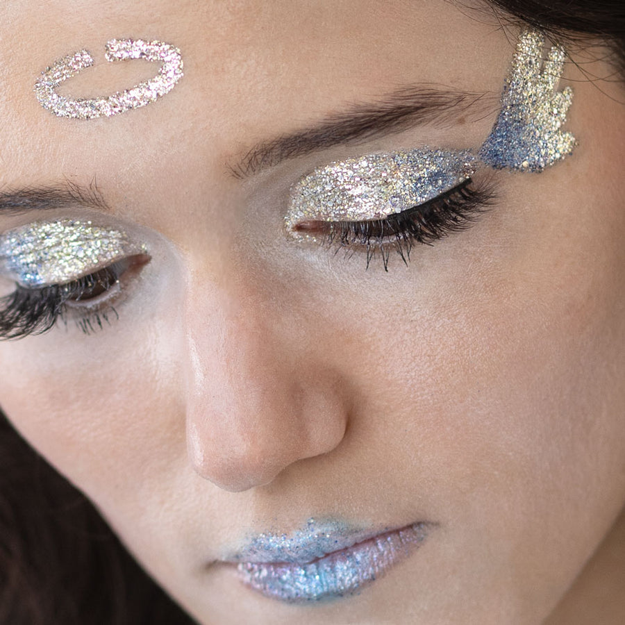 Détail du maquillage Halloween ange avec pochoir réutilisable