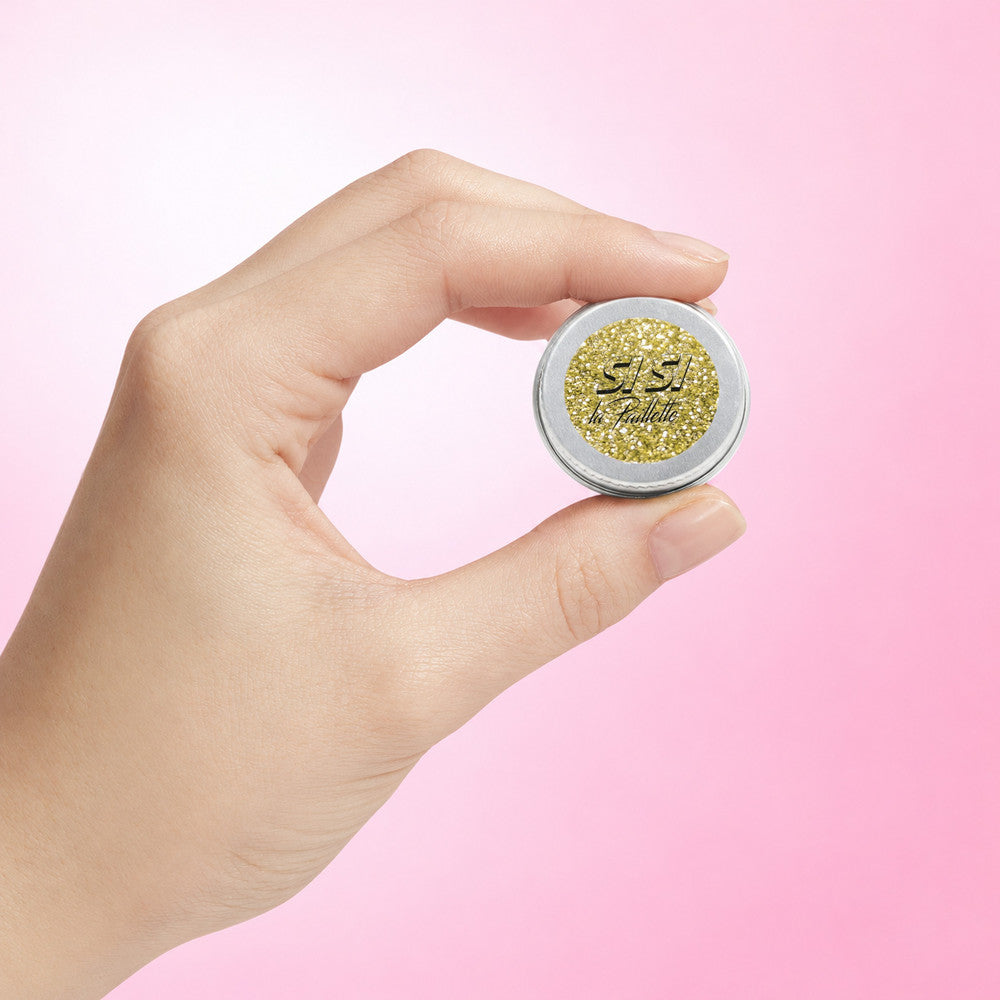 Paillettes Doré Standard — pot tenu entre deux doigts pour visualiser son format