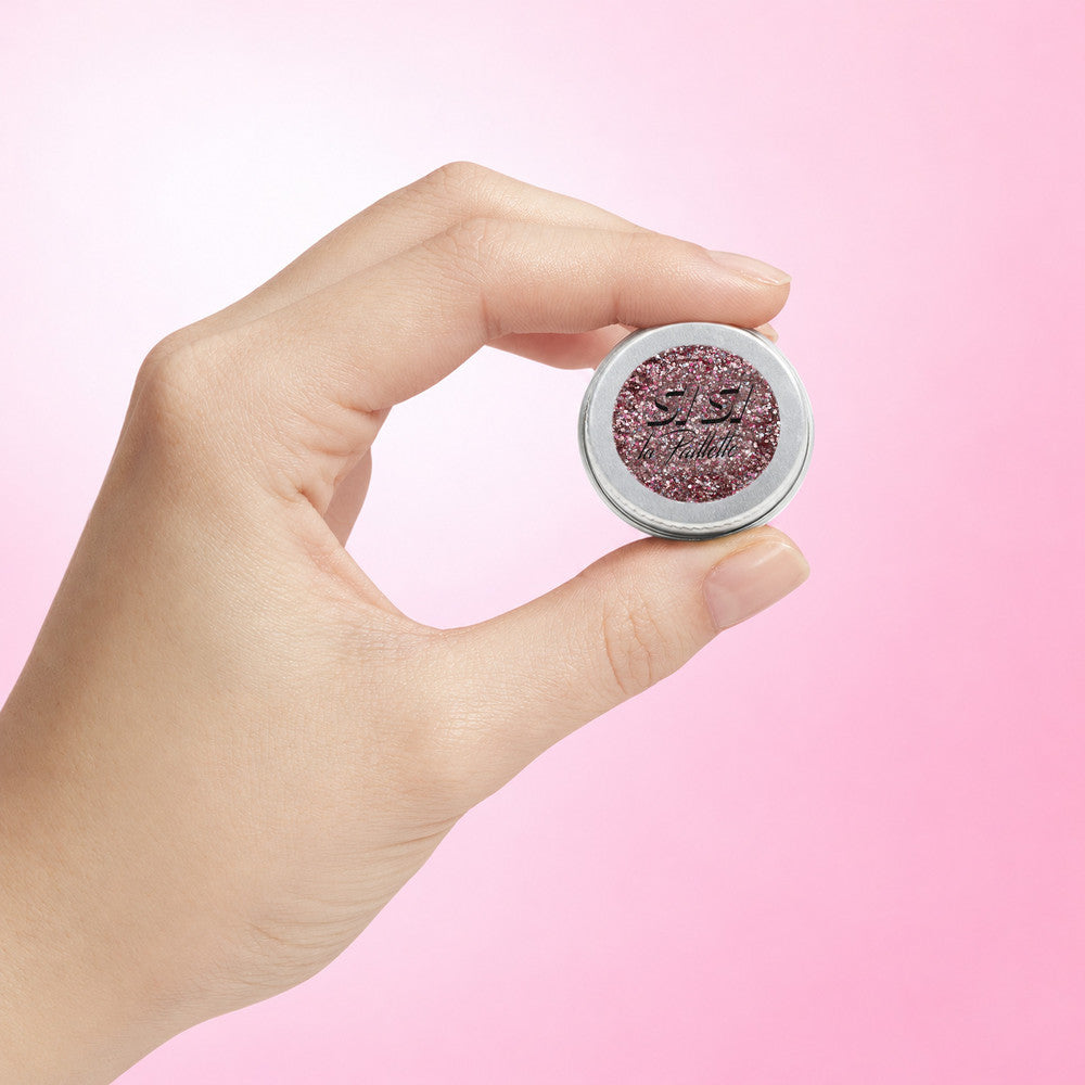 Paillettes Marie-Antoinette — pot tenu entre deux doigts pour visualiser son format