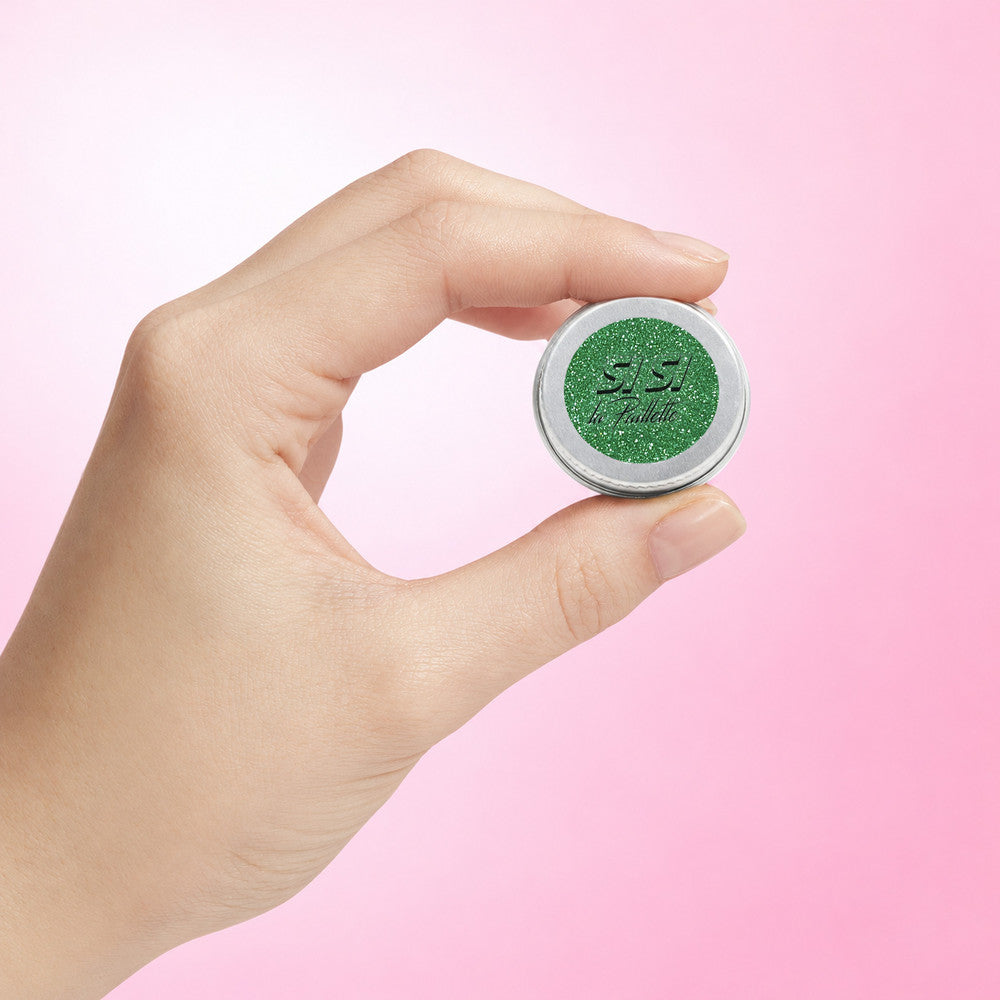 Paillettes Vertes Fines — pot tenu entre deux doigts pour visualiser son format