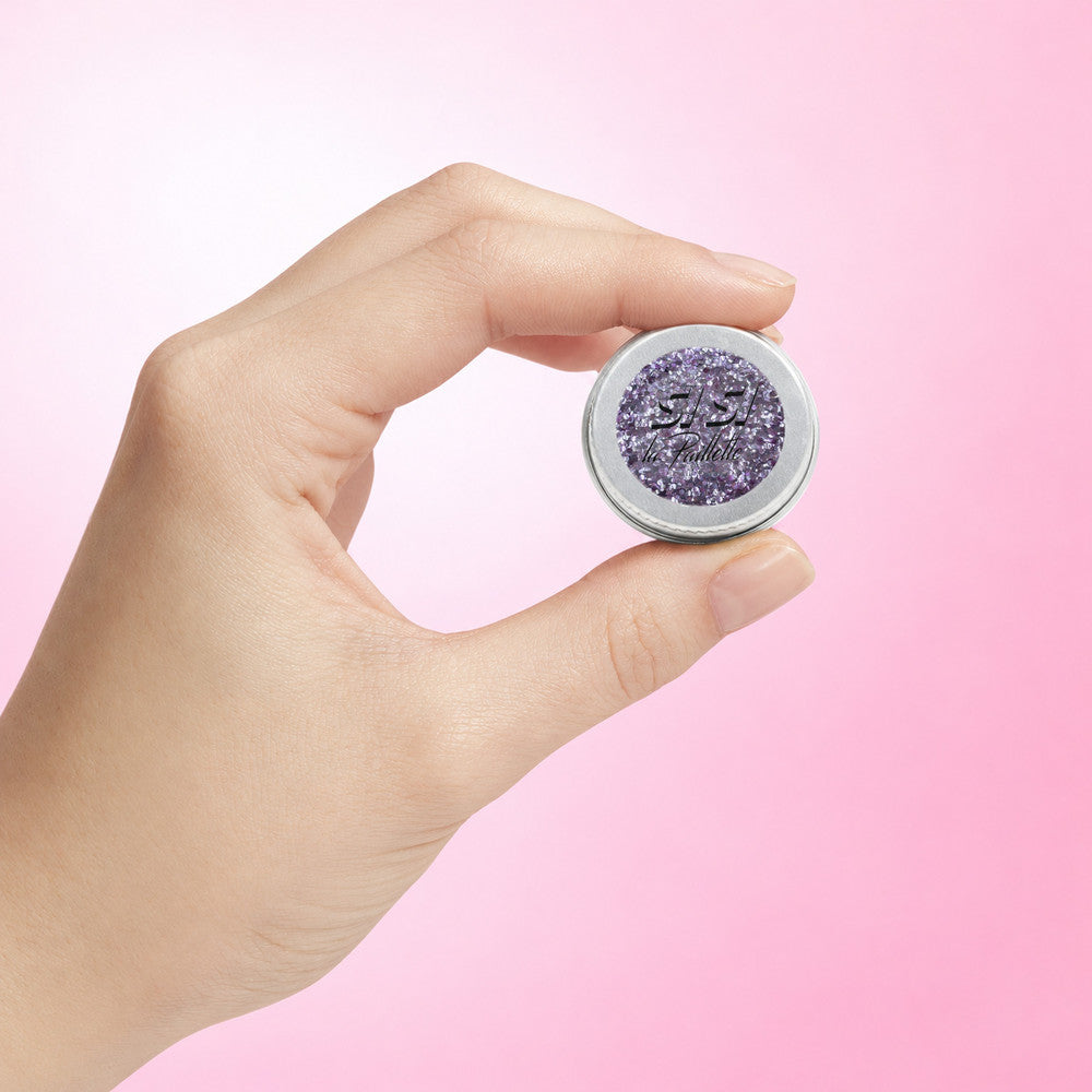 Paillettes Violettes Moyennes — pot tenu entre deux doigts pour visualiser son format
