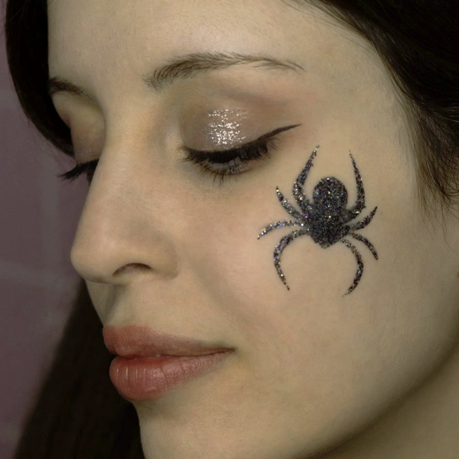 Maquillage Halloween araignée réalisé avec pochoir réutilisable