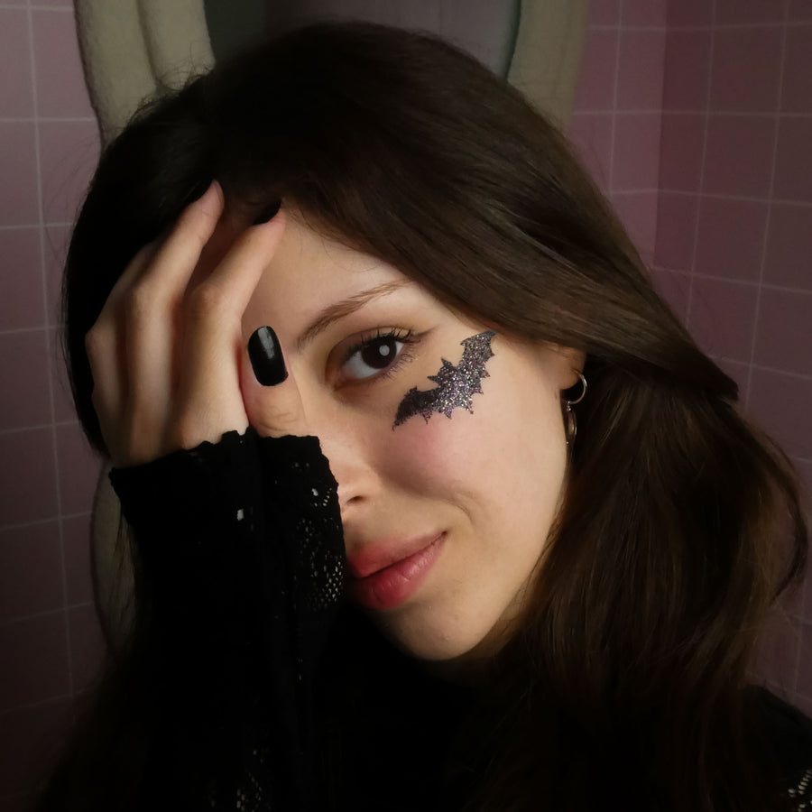 Maquillage Halloween chauve-souris réalisé avec pochoir réutilisable