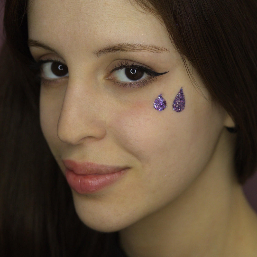 Maquillage Halloween goutte de sang réalisé avec pochoir et paillettes Pluie Violette