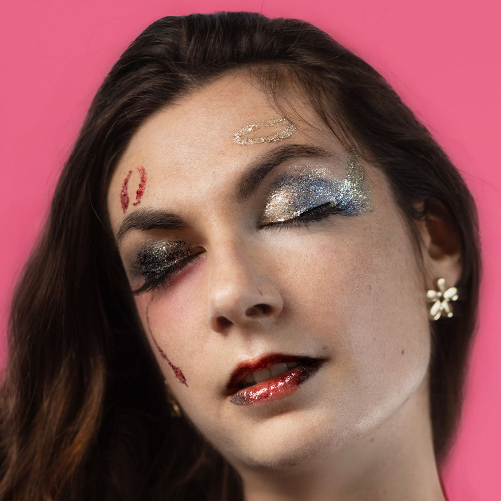 Look maquillage Halloween facile réalisé avec pochoirs vampire et ange démon