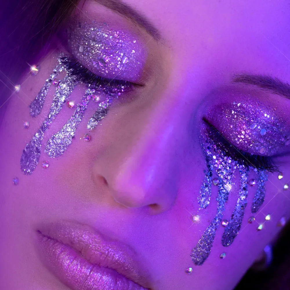 Maquillage inspiré d’Euphoria : larmes Pluie Violette et strass Nacré
