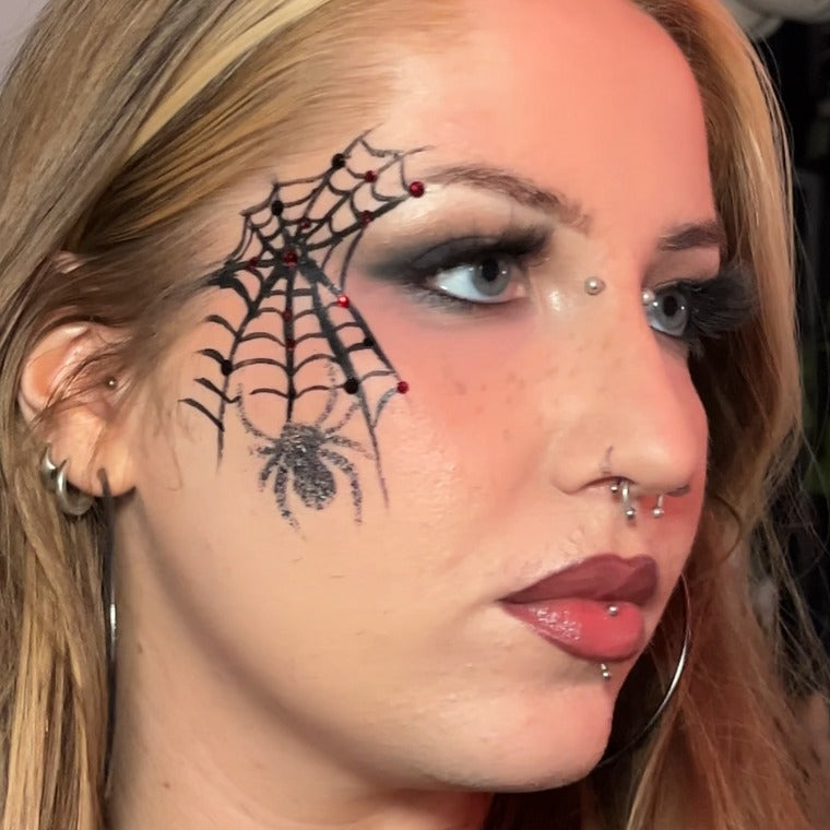 Mathilde porte un maquillage toile d’araignée avec les strass Rubis et Black Swan