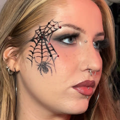 Mathilde porte un maquillage toile d’araignée avec les strass Rubis et Black Swan