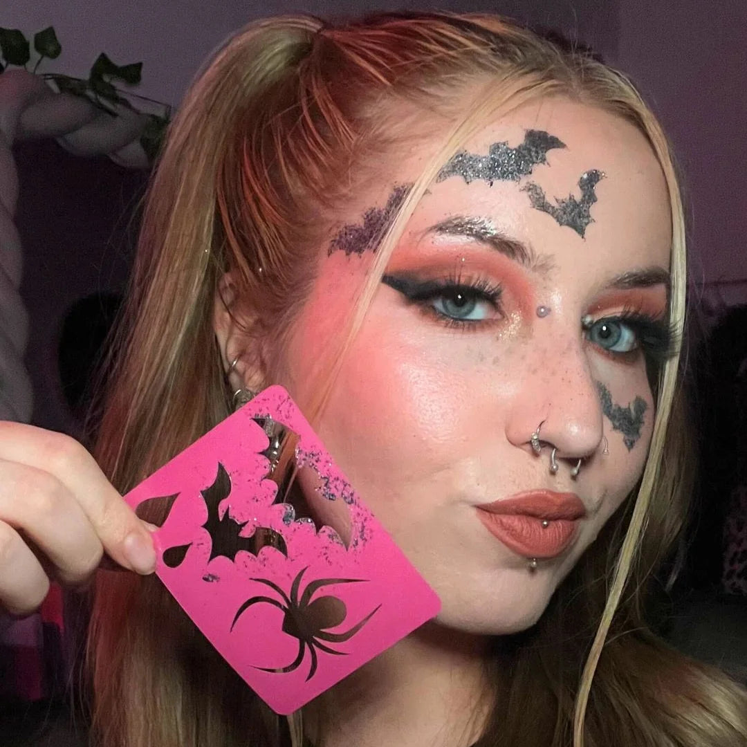 Mathilde — maquillage Halloween chauves-souris pailletées réalisé avec le pochoir Vampire