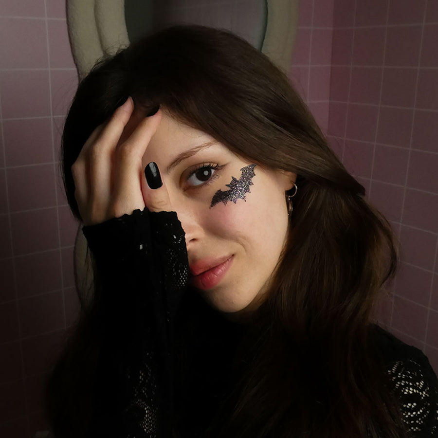 Maquillage Halloween vampire avec pochoir et paillettes Mercredisco biodégradables