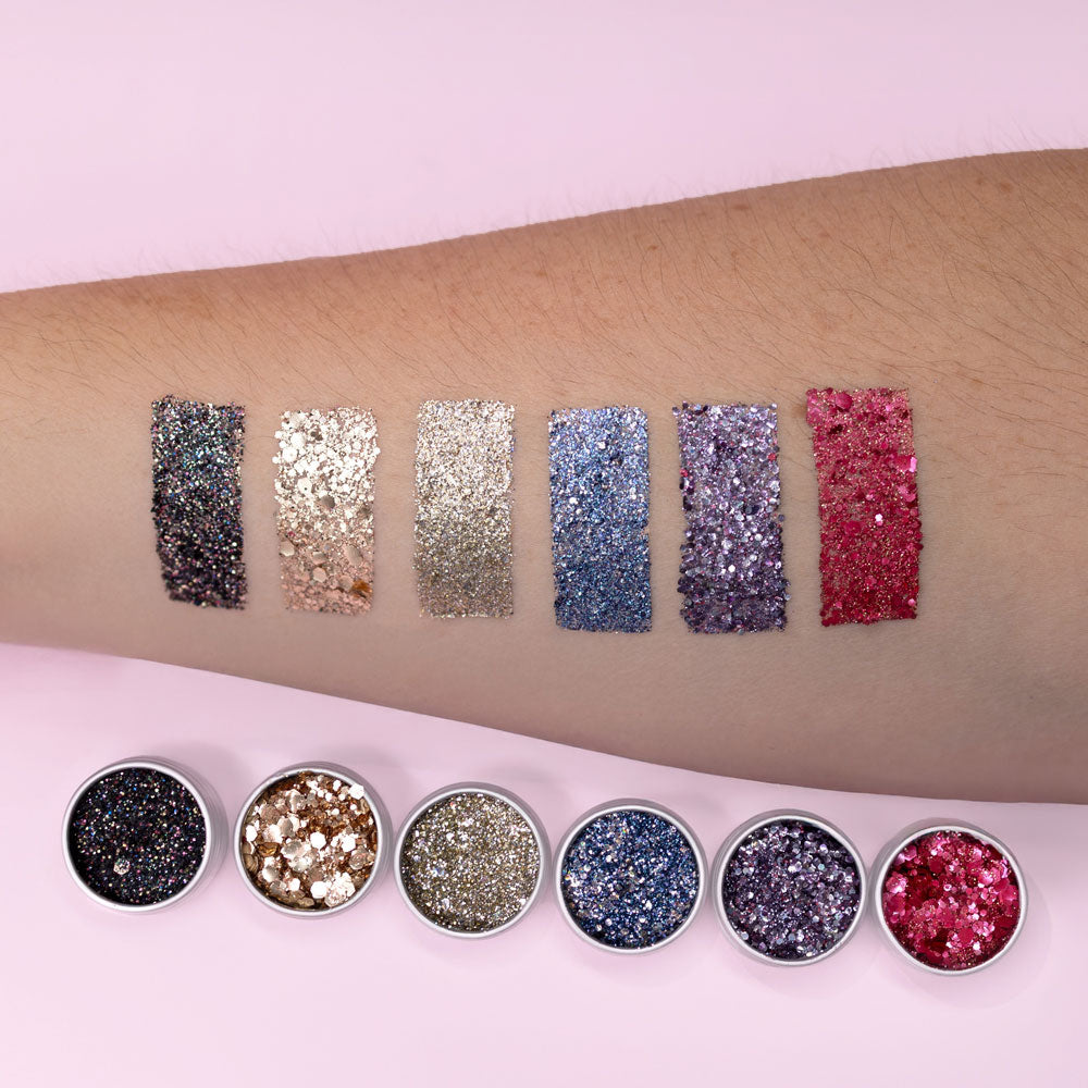 Swatch des 6 couleurs du kit paillettes Halloween sur bras à peau claire
