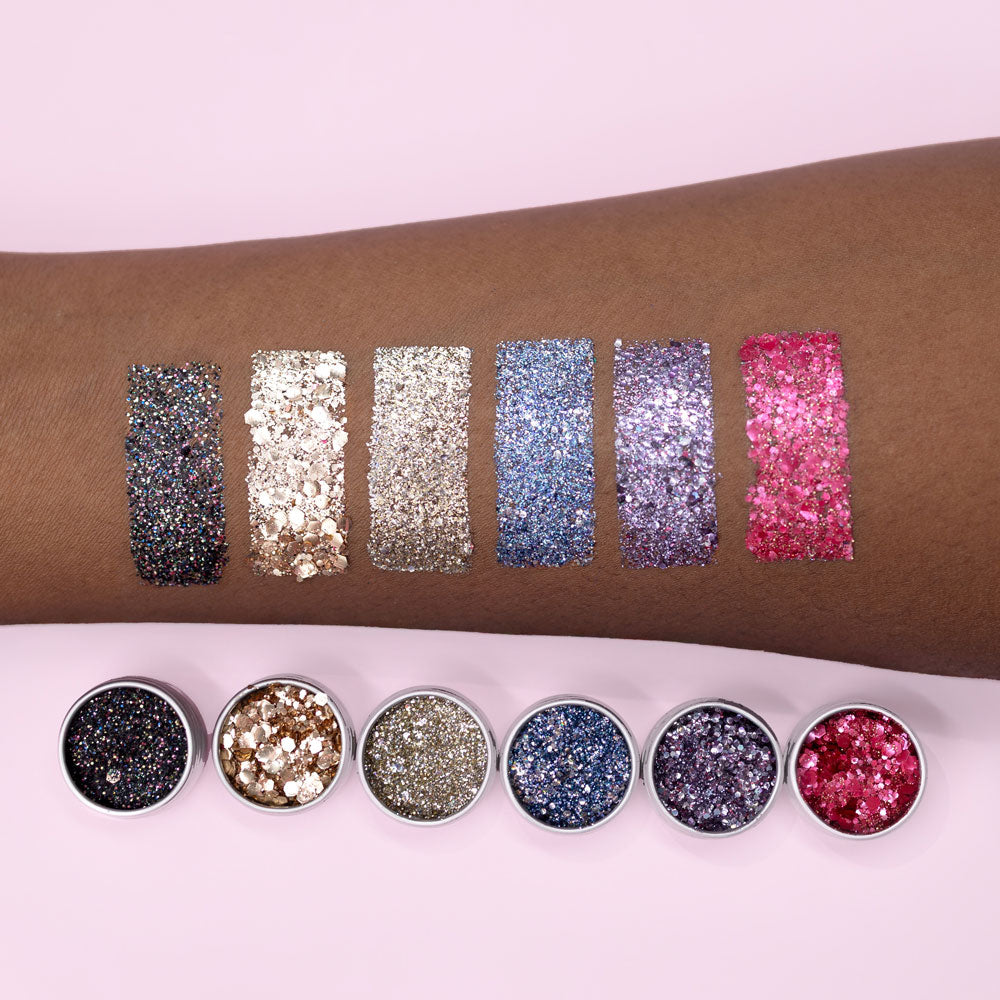 Swatch des 6 couleurs du kit paillettes Halloween sur bras à peau foncée