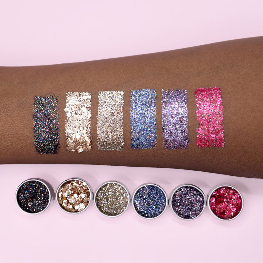 Swatch des 6 couleurs du kit paillettes Halloween sur bras à peau foncée
